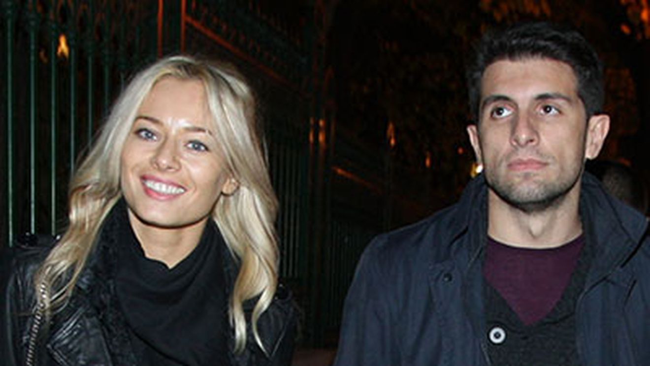 VIDEO PREMIERĂ Laura Cosoi şi iubitul ei, Cosmin, au ieşit la teatru, iar el a făcut cele mai tandre gesturi!