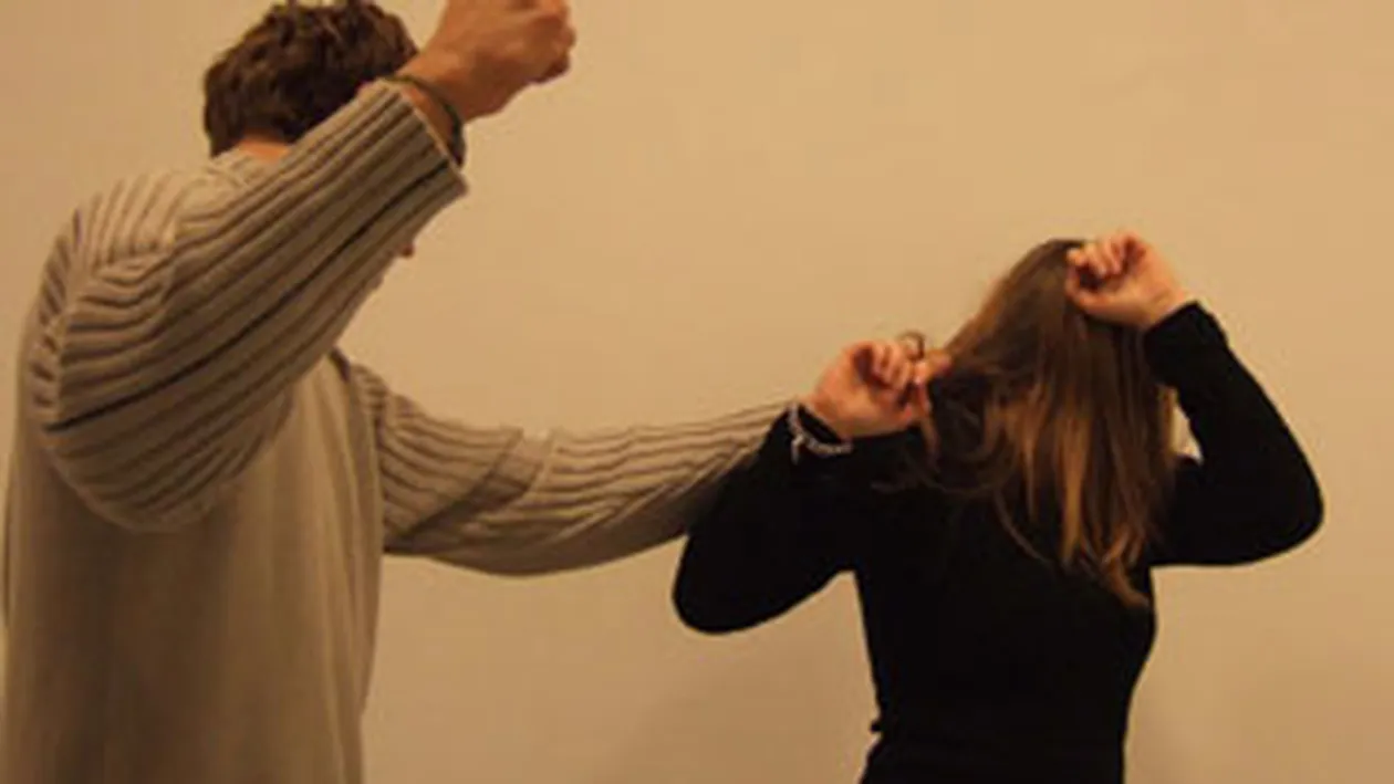 O avocata din Pitesti este agresata de fostul sot! A depus plangeri la politie, dar situatia nu s-a rezolvat!