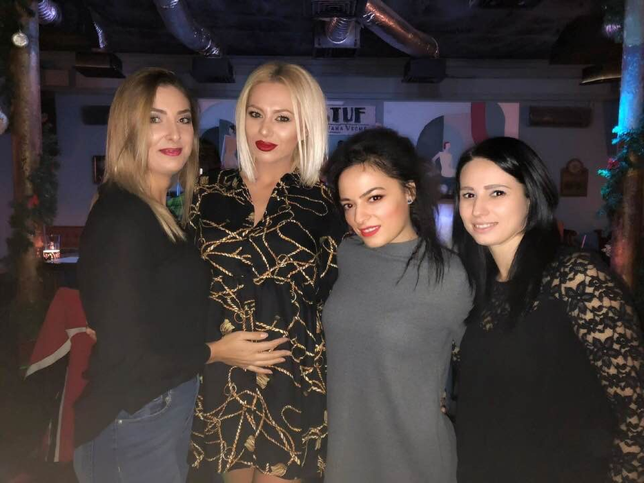 Alina (a doua din stânga) așteaptă cu nerăbdare să devină mămică
