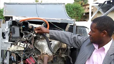 Un kenyan si-a construit un avion in curtea casei pe bucati