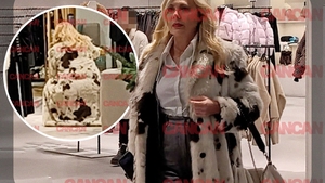 Trage rău curentul la mall! Dana Săvuică defilează ca la 20 de ani, mai ceva ca pe catwalk