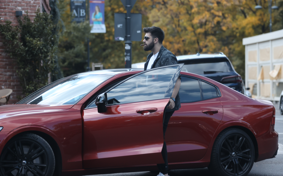 Alex Leonte intră în mașină (SURSA FOTO: CANCAN.RO)