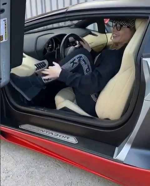 Loredana Groza, dans lasciv în Lamborghini-ul lui Adi Minune. Manelistul i-a dat bolidul pentru o tură prin București | FOTO & VIDEO