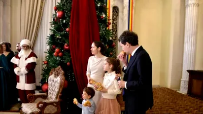 Nicușor Dan a gustat colăcei în timp ce colindătorii cântau la Cotroceni. Mirabela Grădinaru nu a cedat poftelor