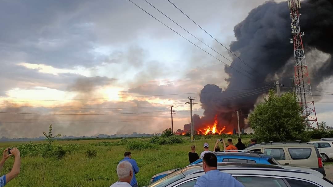 Incendiu uriaș în Argeș! Pompierii din trei județe se luptă cu focul. A fost emis mesaj RO-ALERT