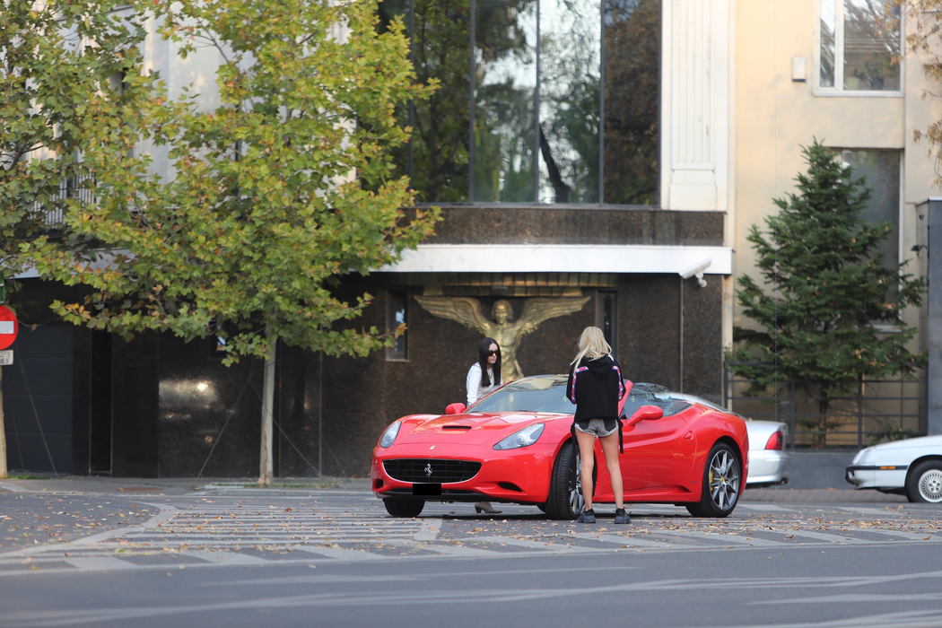 Lexy a ”rupt” Bucureștii în două cu un Ferrari de 100.000 €!
