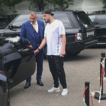 Cosmin Olăroiu a coborât la costum din Rolls și a dat bacșiș 50 €!