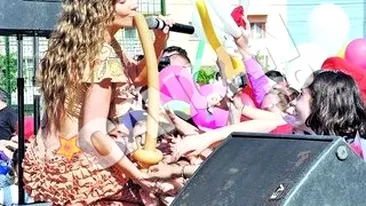 Annei Lesko ii place sa cante la... doua microfoane