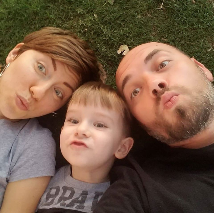 Alexandra Tudose, o tânără mămică, are nevoie de ajutorul nostru în lupta la viață cu o boală cumplită! Cum poți deveni unul dintre îngerii ei păzitori