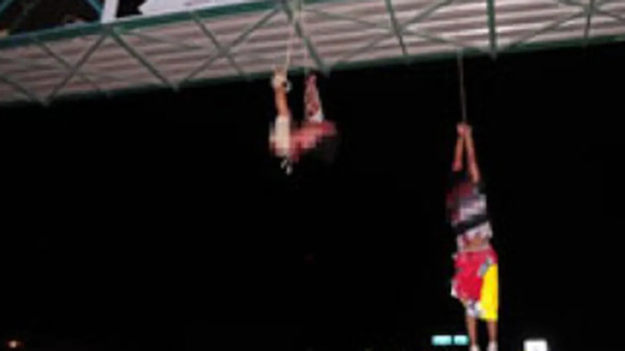 Doi tineri din Mexic au fost mutilati si spanzurati de un pod! Afla de ce au fost tratati in asemenea mod!