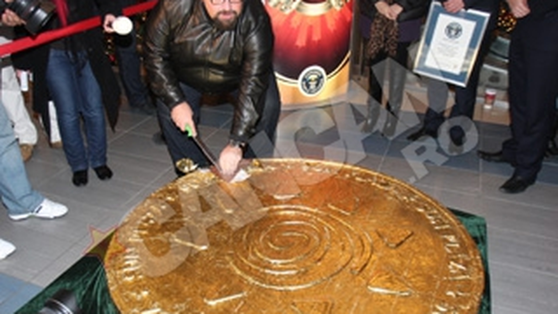 Bucurestiul, din nou in Guinness Book! Detine recordul pentru "Cea mai mare moneda de ciocolata din lume!"