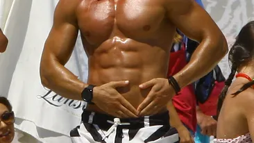 Nu sunt efecte speciale si nici Photoshop! Dorian Popa a trimis soarele la umbra in secunda in care si-a scos patratelele la plaja