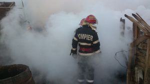 Sibiu: Un bărbat a murit intoxicat cu fum în locuința care a luat foc