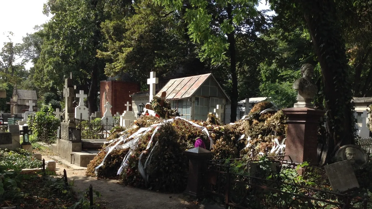 Dana Patriciu a facut o vizita fulger la mormantul sotului! Afla tot ce a facut vaduva milionarului in cimitirul Bellu!