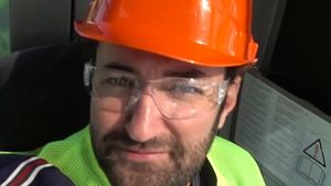 Nu ţi l-ai fi închipuit niciodată pe Smiley macaragiu! Imagini absolut inedite cu solistul ”la înălţime”