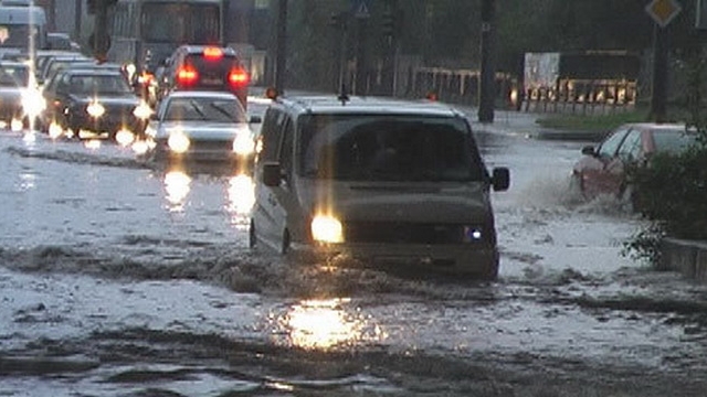 Prognoza meteo. Mai multe scoli din Bucuresti, evacuate de frica vijeliilor. Copiii din clasele primare au fost trimisi acasa