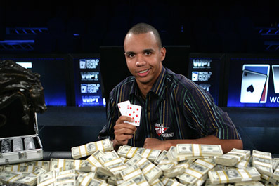 Povestea incredibilă a celui mai mare jucător de poker din lume. Până să cunoască succesul a dormit sub poduri