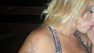 A scârbit pe toată lumea după ce a făcut asta! O VEDETĂ din România, în sărutări fierbinţi cu o femeie tatuată! DEZGUSTĂTOR