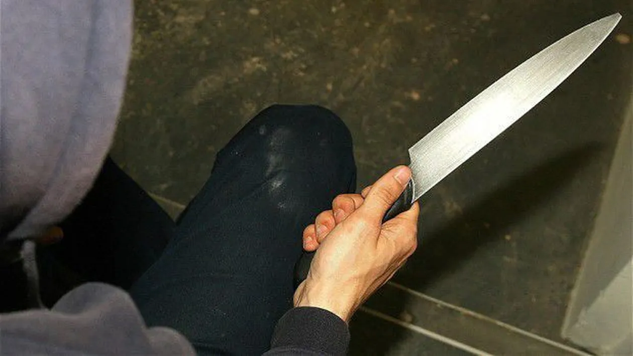 Copil, înjunghiat în timp ce-şi apăra mama! Băiatul a fost dus de urgenţă la spital