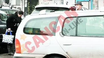 O bruneta si Rudel au grija de un bebel