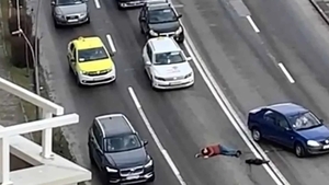 Un bărbat din Alba Iulia, în pericol să fie călcat de mașini, după ce a căzut. Nimeni nu a vrut să cheme poliția