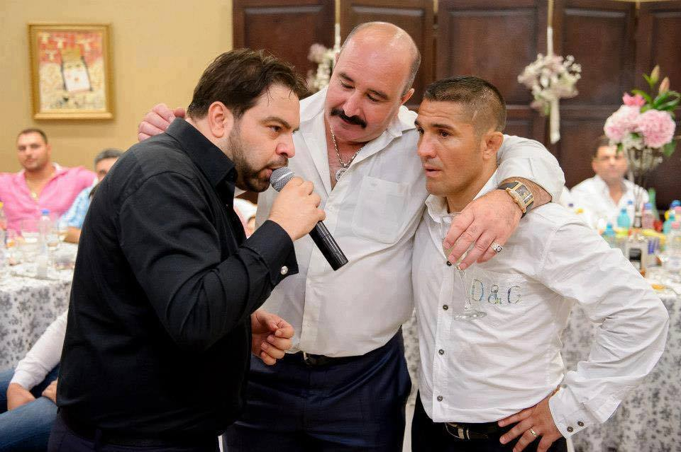 Adevărul din spatele fotografiei în care Liviu Dragnea apare în timp ce Nuţu Cămătaru îl ţine de gât şi le cântă Florin Salam