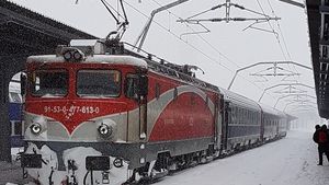 Condiţiile meteo au obligat-o să renunţe la transportul de lux! Călătorii au avut o surpriză colosală când au văzut cine a urcat în tren cu ei