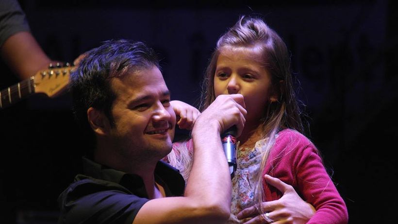 Laurentiu Duta nu-si mai incape in piele de mandrie. Fiica fostului 3SudEst ii canta piesele si se descurca perfect pe scena