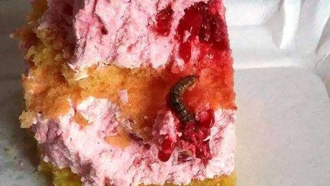 Prăjituri cu viermi la o cofetărie din Arad! Autorităţile fac verificări