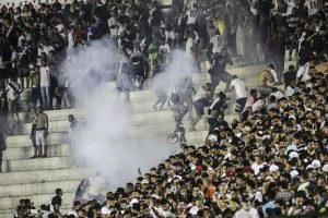 Tragedie la un meci de fotbal! Un fan a murit şi alţi trei au fost răniţi