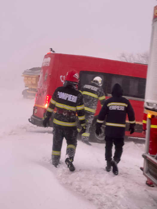 Cod roşu în România! Românii, sfătuiţi să stea în case! Drumuri închise şi fenomene meteo extreme. Încă 6 județe sunt vizate de vreme rea