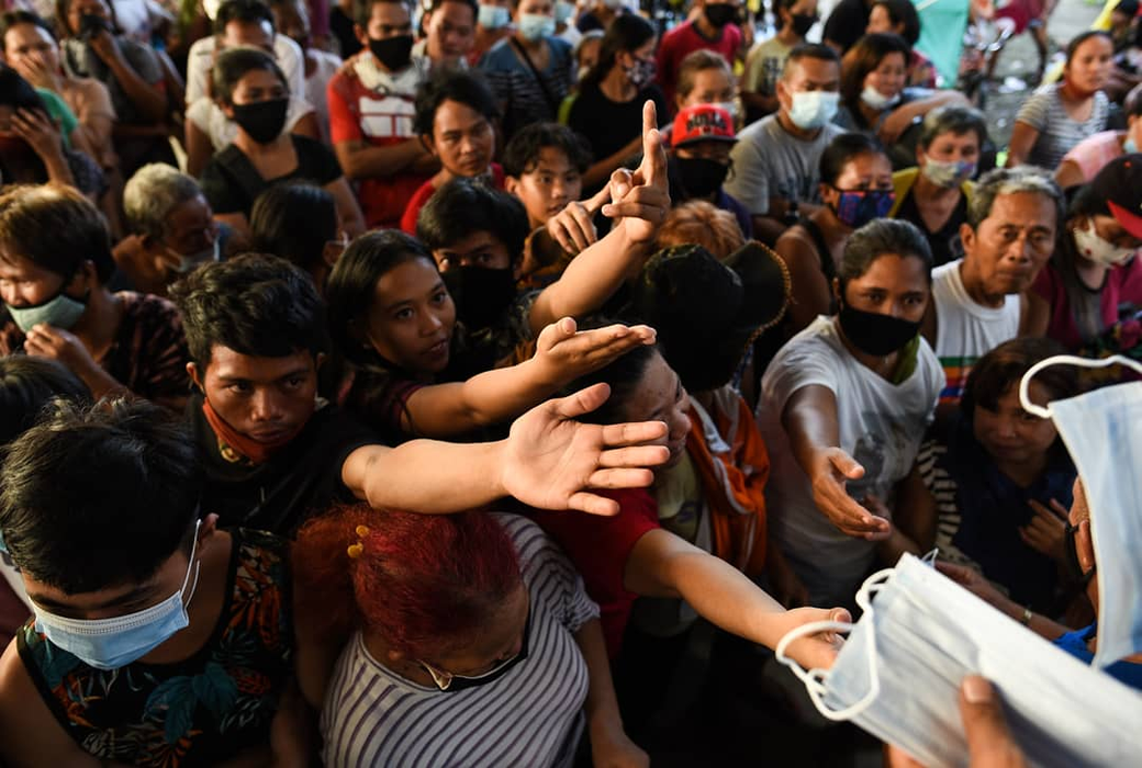 A crescut bilanțul morților din cauza taifunului care a lovit statul Filipine. Salvatorii continuă să caute supraviețuitori | FOTO