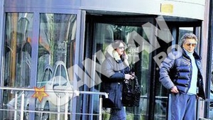 Toto Cutugno a fost nedespartit de focoasa bruneta! S-a plimbat prin Bucuresti cu ghidul sexy Laura Stone