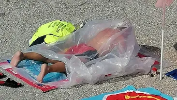 Motivul șocant pentru care un bărbat a făcut plajă într-un sac de celofan. Ce le-a răspuns salvamarilor