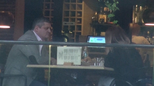 Fostul şef al Domeniilor Statului s-a ”reabilitat”. Şi-a scos la o cină rafinată iubita pe care a tras-o de păr în mall!