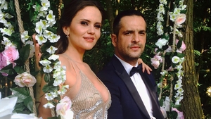 MĂDĂLIN IONESCU şi CRISTINA ŞIŞCANU, cei mai eleganţi naşi la nunta unui cântăreţ celebru! FOTO cu cei doi în „acţiune“