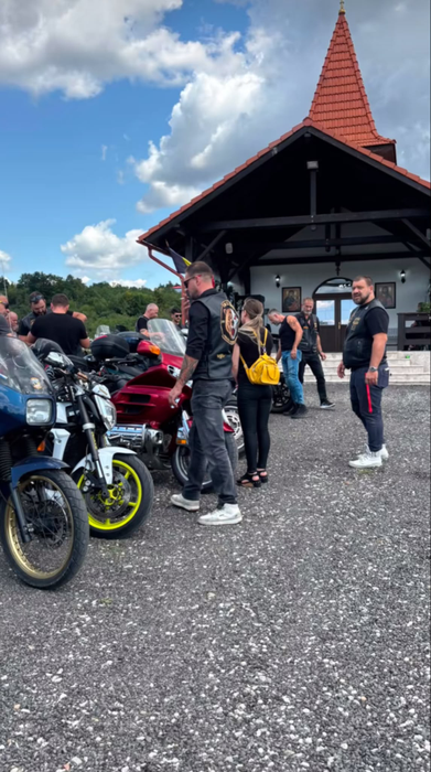 Imaginile durerii de la înmormântarea soților motocicliști din Oradea, Edi și Adina. Ce se întâmplă cu fiul lor de 5 ani