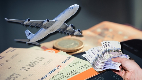 Ryanair și Wizzair scumpesc biletele cu o sumă considerabilă. Românii vor plăti 80 de lire în plus pentru un tichet de avion