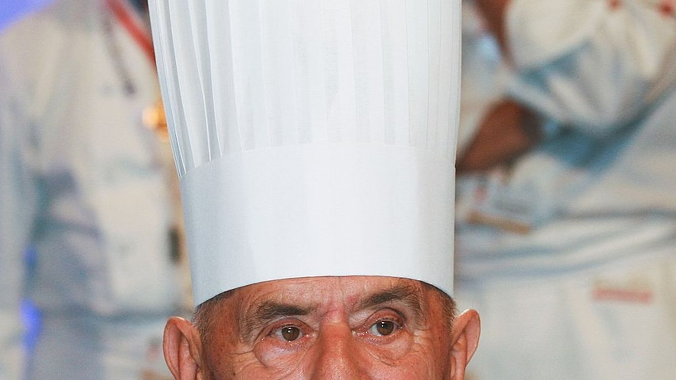 De ce are pălăria de chef 100 de pliuri? Legenda ouălor care a cucerit gastronomia franceză