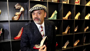 Povestea lui Christian Louboutin, barbatul pe care toate femeile vor sa-l calce in picioare! Si-a inceput cariera admirand picioarele dansatoarelor erotice