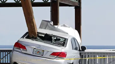 Ce-o fi fost in capul ei? O soferita s-a bagat cu masina intr-un foisor de pe plaja