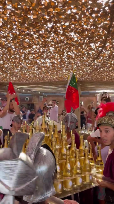 Julius Maximilian, încă o "aroganță"! A plătit 65.000 de euro pe șampanie, la Saint-Tropez