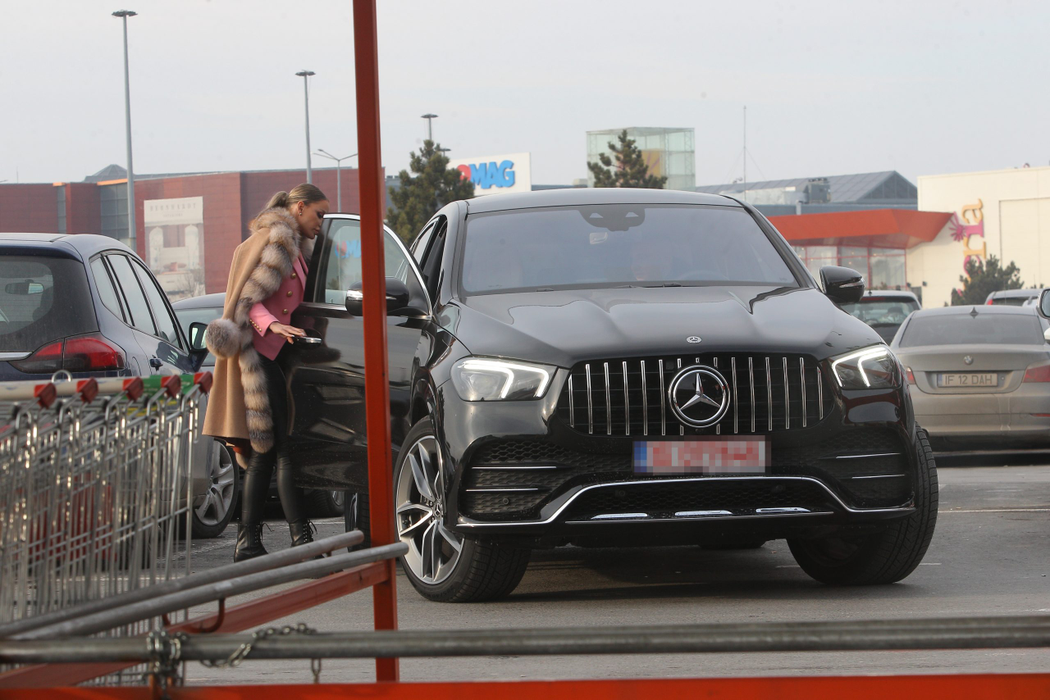 Bianca Drăgușanu, la mall cu un Mercedes GLE nou-nouț, cu șofer personal