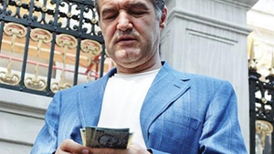 VIDEO Gigi Becali a fost luat cu asalt de peste 1.000 colindatori! Vezi cati bani le-a dat!