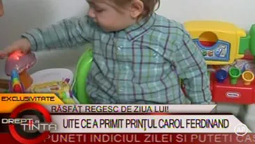 VIDEO Printul Carol a primit cadou un scaun muzical de la nasa lui, Maria Basescu, pe care a servit-o cu ciocolata de pe covor!