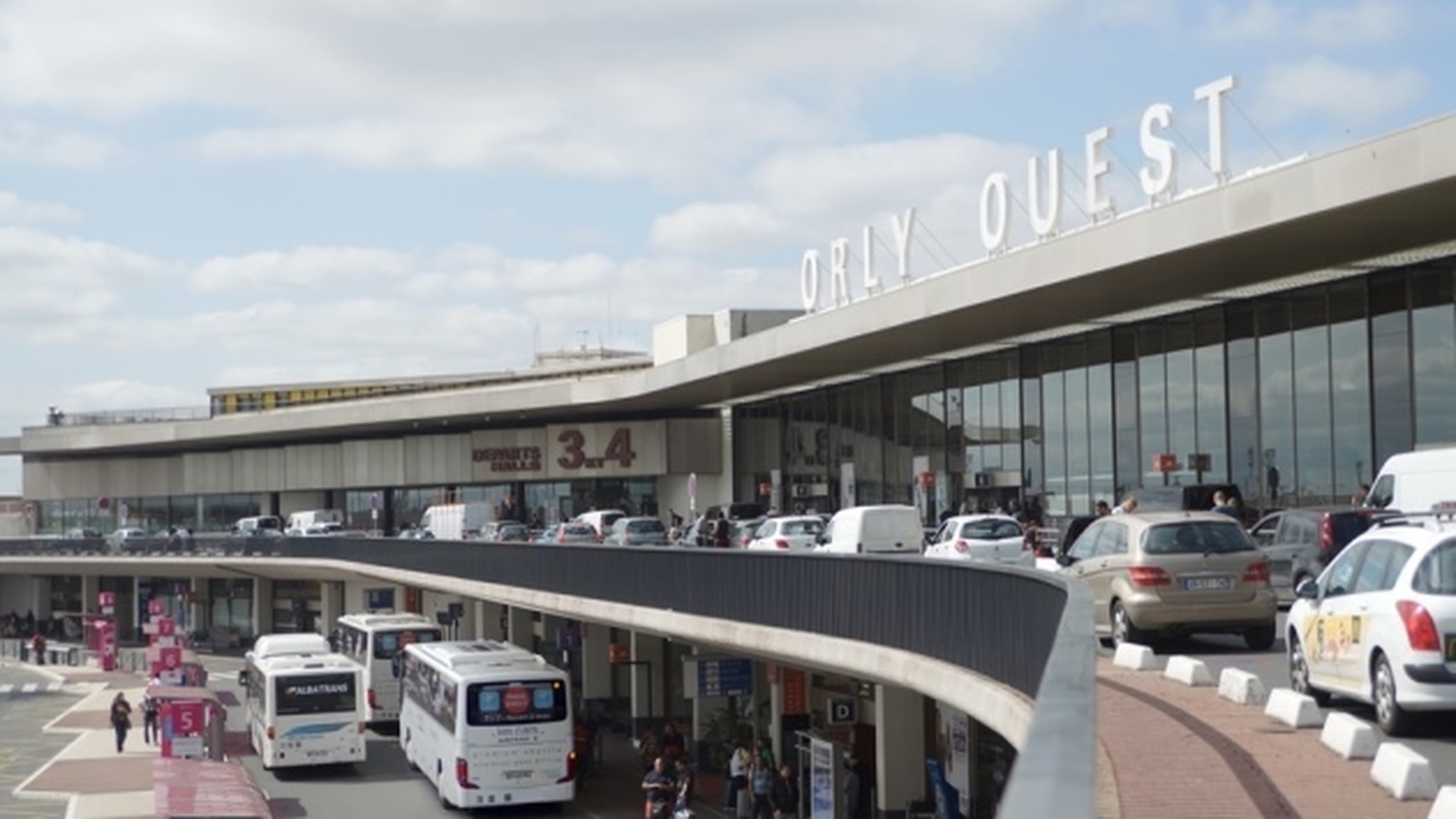 Şoc pe aeroportul ORLY din Paris! Un bărbat a fost împuşcat