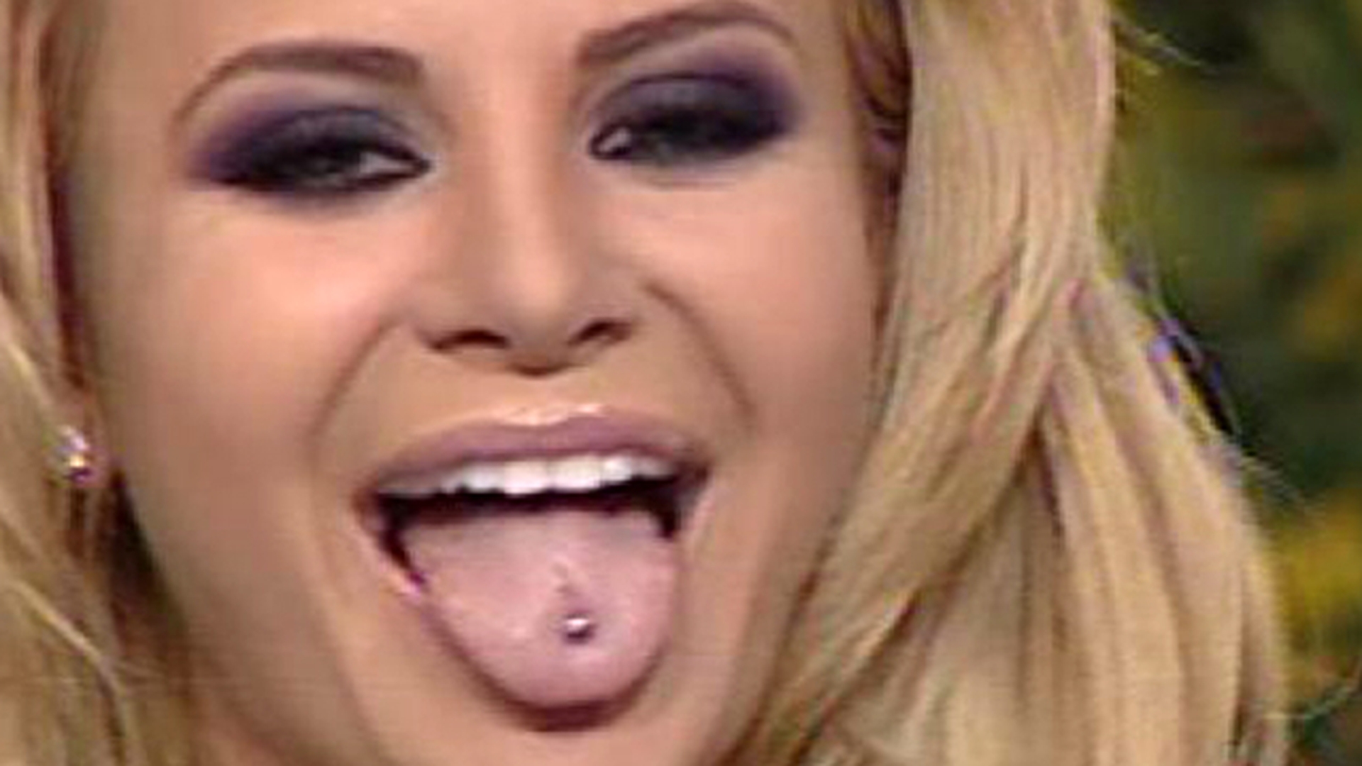Marina Dina calca pe urmele Biancai Dragusanu. Si-a inceput cariera de "croitoreasa" la acelasi atelier ca roscata