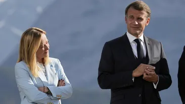 Moment bizar la summitul G7 între Meloni și Macron. Cum a reacționat premierul, după ce Emmanuel Macron i-a șoptit ceva la ureche