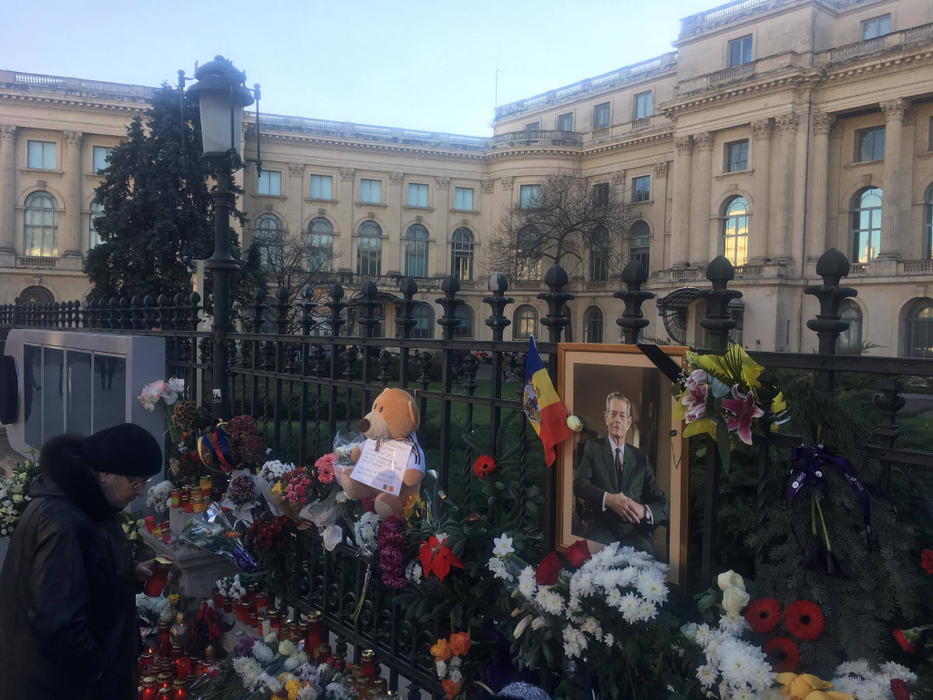 CANCAN.RO transmite LIVE de la Palatul Regal, locul în care va fi depus sicriul cu trupul neînsufleţit al Regelui Mihai! Imagini sfâşietoare