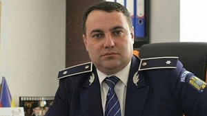 Maşina nouă i-a adus ghinion şefului Poliţiei Titu. Colegii lui l-au filmat "zburând" cu 121 km/h în localitate şi l-au lăsat pieton